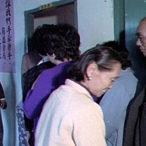 難民扶老攜幼等待領取救濟物資