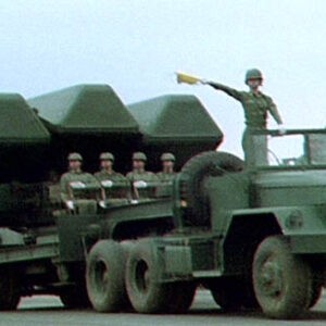 陸軍軍事展演。貨櫃運輸。機場通關