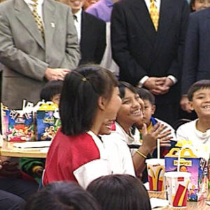 副總統兼行政院院長連戰與臺東大溪國小原住民小朋友於麥當勞餐敘