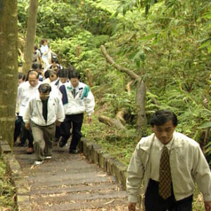 行政院院長蕭萬長健行指南宮並參加法會