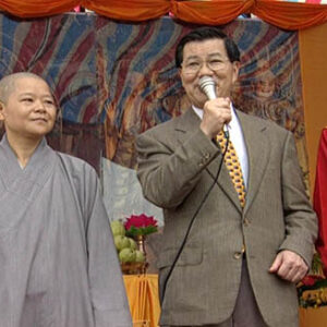 行政院院長蕭萬長赴法鼓山參與義賣活動