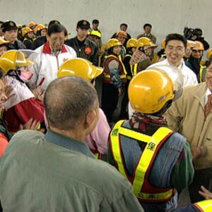 行政院院長蕭萬長訪視臺北縣清潔隊向隊員賀年並慰勉工作辛勞