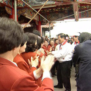 行政院院長蕭萬長於宜蘭縣冬山鄉玉尊宮上香祈福