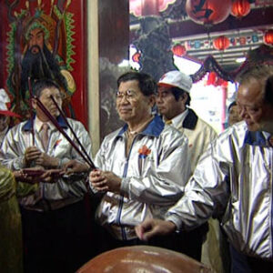 行政院院長蕭萬長於雲林縣二崙鄉國興宮上香祈福