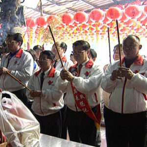 行政院院長蕭萬長於苗栗縣卓蘭鎮峨崙廟上香祈福