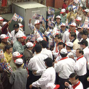 行政院院長蕭萬長於苗栗縣西湖鄉飛龍宮上香祈福