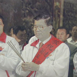 行政院院長蕭萬長於高雄市茄萣區賜福宮上香