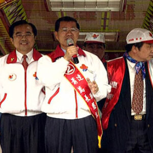 行政院院長蕭萬長至鶯歌鎮南興宮參拜及徒步掃街