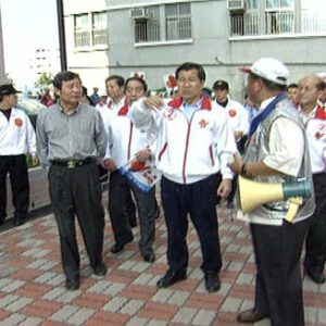 行政院院長蕭萬長於凌雲四村拜票