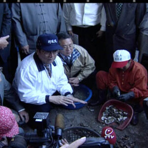 行政院院長張俊雄訪視嘉義布袋漁港牡蠣剝殼作業