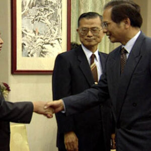 行政院院長游錫堃皆見第十二屆醫療奉獻獎得獎人一行