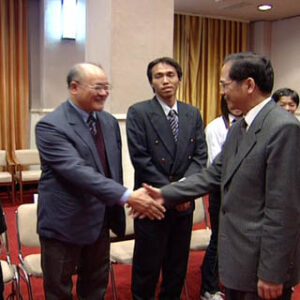 行政院院長游錫堃接見亞青盃女子足球以及國際盃划船團隊的選手