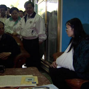 行政院院長游錫堃慰問何麗華女士