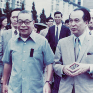 李校長元簇陪同蔣院長經國先生巡視政大校園察看水災情況-MOFA109179CF-2020-12--PH00004-022