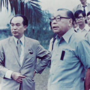 李校長元簇陪同蔣院長經國先生巡視政大校園察看水災情況-MOFA109179CF-2020-12--PH00004-025