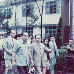 李校長元簇陪同蔣院長經國先生巡視政大校園察看水災情況-MOFA109179CF-2020-12--PH00004-026