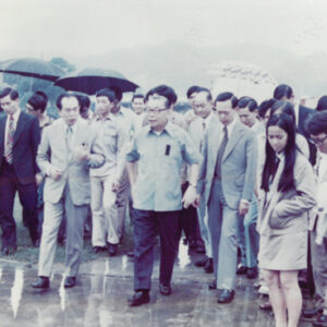 李校長元簇陪同蔣院長經國先生巡視政大校園察看水災情況-MOFA109179CF-2020-12--PH00004-027