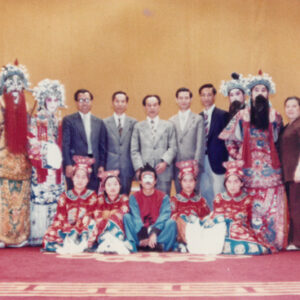 李校長元簇於政大學生社團平劇社崑曲社合影-MOFA109179CF-2020-12--PH00004-034