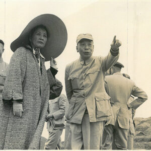 夫人在馬祖海濱眺望大陸(長公子經國在旁說明)-照片冊-MOFA109179CF-2020-12-PH00012-008