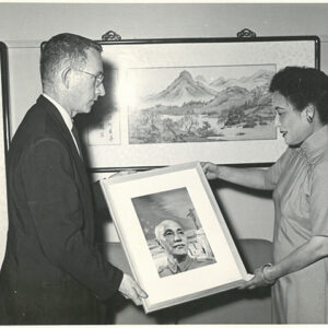 美國時代雜誌記者費勞仁呈獻該雜誌封面之總統畫像-照片冊-MOFA109179CF-2020-12-PH00012-011