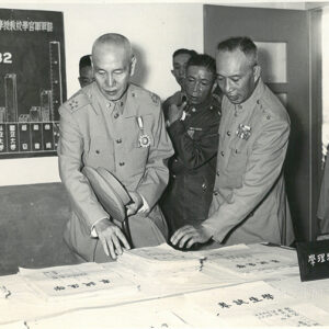 總統與陸軍總司令黃杰檢視軍校學員學業成績-照片冊-MOFA109179CF-2020-12-PH00012-014