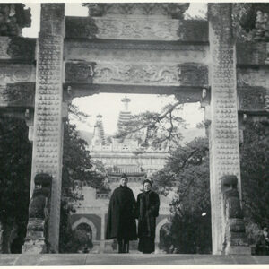 總統夫婦在西山碧雲寺石牌坊前留影 北平碧雲寺-照片冊-MOFA109179CF-2020-12-PH00012-027