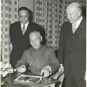 總統為美國海軍部部長陶邁士題照 為美國海軍部部長簽名-照片冊-MOFA109179CF-2020-12-PH00012-029