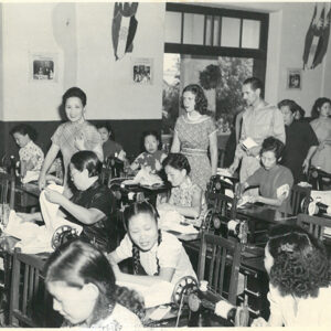 蔣夫人陪同外賓參觀婦聯會縫衣工廠                                四十五年五月十九日，婦聯會成立六週年紀念日，蔣夫人說:「在這六年中