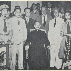 總統訪菲，當地僑領獻旗致敬。                                                                        三八年七月十日，領袖訪菲律賓，當地華僑中正中學全體員生向領袖獻旗致敬。-照片冊-MOFA109179CF-2020-12-PH00012-062