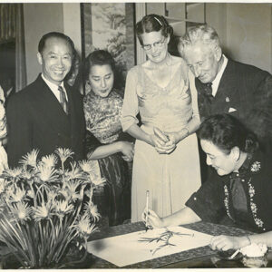 夫人對客揮毫(後立外賓為澳大利亞內政部長康德修夫婦)-照片冊-MOFA109179CF-2020-12-PH00012-065