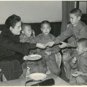 夫人在兒童保育院分餅食-照片冊-MOFA109179CF-2020-12-PH00012-078