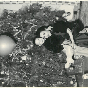 歡度佳節 夫人與愛孫在聖誕樹前留影-照片冊-MOFA109179CF-2020-12-PH00012-089