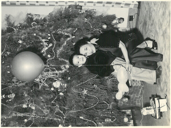 歡度佳節 夫人與愛孫在聖誕樹前留影-照片冊-MOFA109179CF-2020-12-PH00012-089