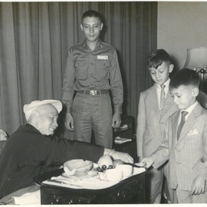 總統對孫輩分果飼-照片冊-MOFA109179CF-2020-12-PH00012-095