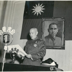 總統復行視事對全國軍民演講                                      總統文告(節錄) 中華民國三十九年三月一日 去年元旦，中正鑒於共匪肆虐，生靈塗炭，國家前途之愛惠方殷，而國人和平之期望彌切，乃發表文告，重申以政治方法，解決中共問題之旨;復於一月廿一日將總統職權交李副總統代行。原冀共黨幡然悔悟，弭戰銷兵，出人民於水火，拯國家於危亡。乃一年以來，共黨匪徒初則破壞和談，殘民黷武，繼則擅改國號，僭立政權。最近更明目張膽與蘇俄訂立偽約，出賣我國家之領土資源，斷送我人民之生命財產，使國家淪爲附庸，人民夷爲奴隸。李代總統自去年十一月積勞致疾，出國療養，迄今健康未復，