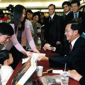 陳水扁總統於台中市主持世紀首航新書簽名會-陳水扁總統活動照片-MOFA109179CF-2020-12-PH00022-013