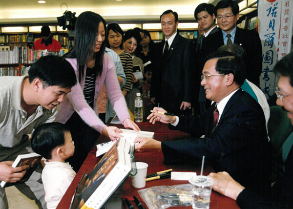 陳水扁總統於台中市主持世紀首航新書簽名會-陳水扁總統活動照片-MOFA109179CF-2020-12-PH00022-013