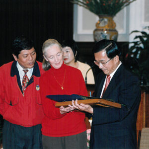 陳水扁總統於總統府接見珍古德博士及根與芽師生代表-陳水扁總統活動照片-MOFA109179CF-2020-12-PH00022-030