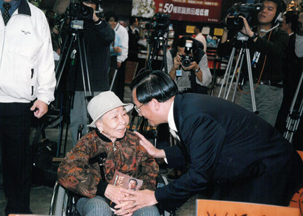 陳水扁總統於台北市主持世紀首航台北新書簽名會-陳水扁總統活動照片-MOFA109179CF-2020-12-PH00022-047