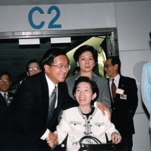 陳水扁總統於中正國際機場歡送夫人吳淑珍女士出國赴法國代表陳總統領取歐洲議會所頒發「2001年自由獎章」-陳水扁總統活動照片-MOFA109179CF-2020-12-PH00022-056