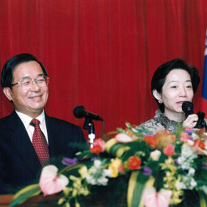 陳水扁總統赴中正機場接機歡迎夫人吳淑珍女士代表總統自法國領取「２００１年自由獎章」返國-陳水扁總統活動照片-MOFA109179CF-2020-12-PH00022-057