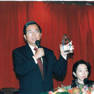 陳水扁總統赴中正機場接機歡迎夫人吳淑珍女士代表總統自法國領取「２００１年自由獎章」返國-陳水扁總統活動照片-MOFA109179CF-2020-12-PH00022-058