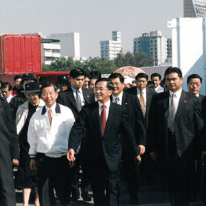 陳水扁總統於高雄市參加「2001高雄貨櫃藝術節」-陳水扁總統活動照片-MOFA109179CF-2020-12-PH00022-100