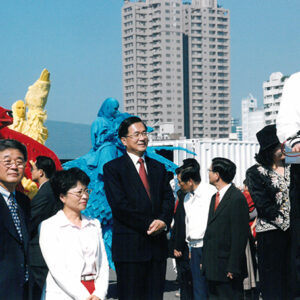 陳水扁總統於高雄市參加「2001高雄貨櫃藝術節」-陳水扁總統活動照片-MOFA109179CF-2020-12-PH00022-101