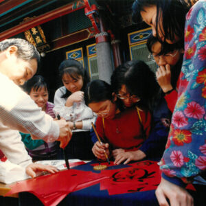 中國人慣於春節寫春聯，並把它視為一件大事，代表歲暮更新。-駐馬達加斯加代表處國情照片展-MOFA109179CF-2020-12--PH00038-017