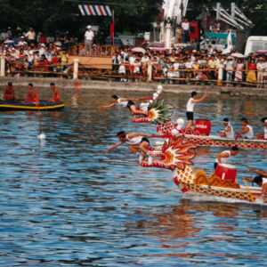 在龍舟賽中，先拿到旗子的就是贏家。-駐馬達加斯加代表處國情照片展-MOFA109179CF-2020-12--PH00038-022