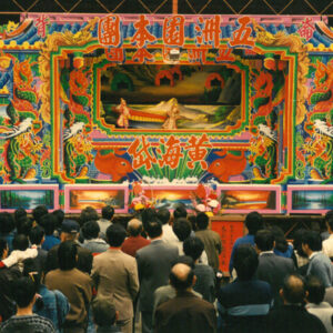 布袋戲大都於廟會時節在戶外演出，觀眾們站在舞台前聚精會神觀看精彩的演出。-駐馬達加斯加代表處國情照片展-MOFA109179CF-2020-12--PH00038-025