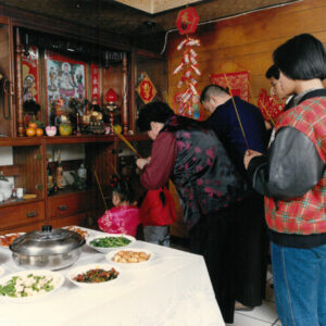 祭祖為中國人過年時最重要的儀式，縷縷香火傳達出了中國人對祖先的崇敬。-駐馬達加斯加代表處國情照片展-MOFA109179CF-2020-12--PH00038-027