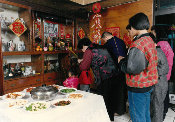 祭祖為中國人過年時最重要的儀式，縷縷香火傳達出了中國人對祖先的崇敬。-駐馬達加斯加代表處國情照片展-MOFA109179CF-2020-12--PH00038-027