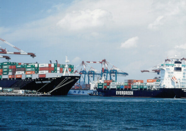 高雄港的碼頭設備和貨櫃倉儲吞吐量極大，是世界名列前茅的港口之一。-駐馬達加斯加代表處國情照片展-MOFA109179CF-2020-12--PH00038-032